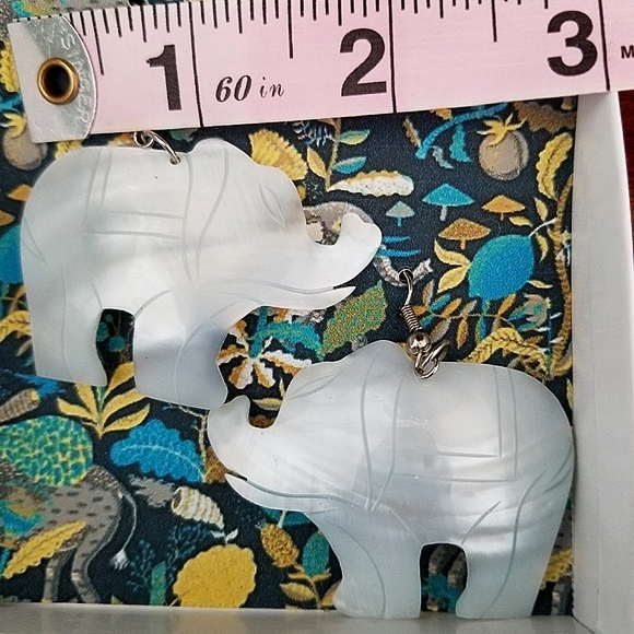 Mother of Pearl Shell Hand Carved Elephant Earring - Picture 9 of 10